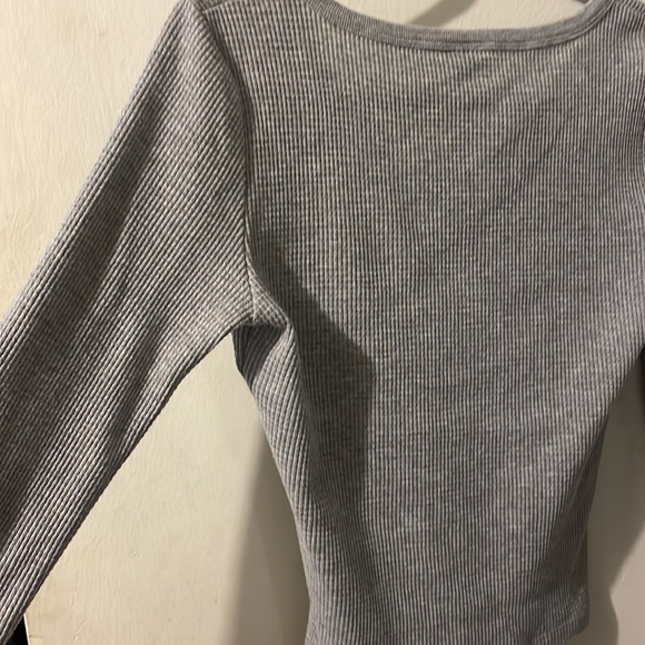 Aritzia waffle long sleeve, grey chrome size small, worn once - Picture 3 of 3